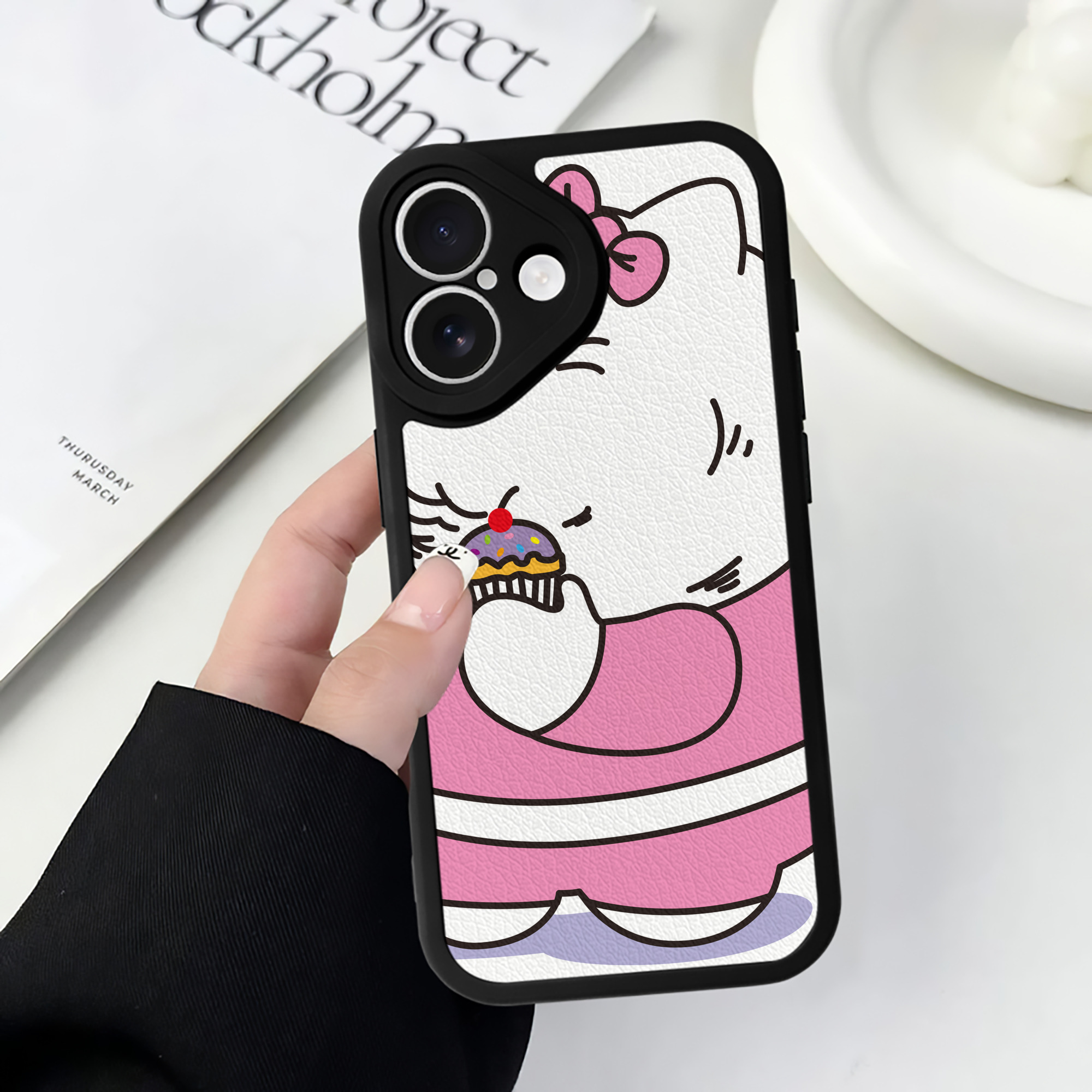 （画像用） Hello Kitty ハローキティ 【iPhone 16シリーズ対応】シリコンスマホケース（レザー調） 材質：シリコン